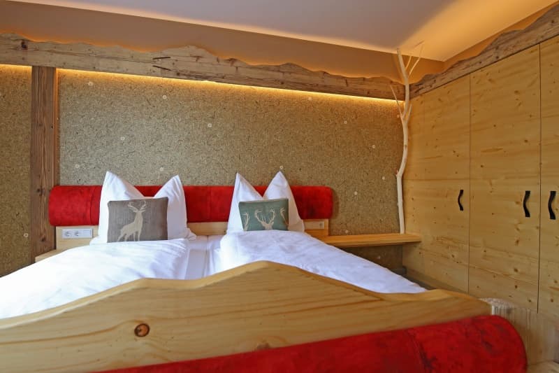 Doppelzimmer der Max-Hütte im Hüttenstil mit Holzbett